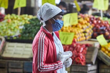 Tanto en en ingreso como dentro del sector de venta minorista hay personal que ofrece alcohol en gel