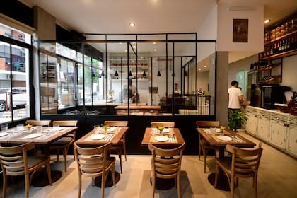 El mercado convive con un salón donde se pueden comer las picadas y otros platos italianos