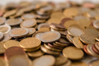 El mercado de las monedas mueve mucho dinero y se debe prestar atención a los detalles (Foto: Canva)