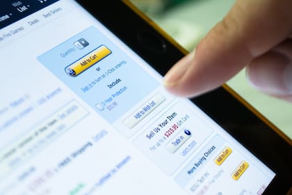 El mercado de reseñas falsas prometen a los vendedores un aumento significativo de la valoración media de un producto y en el número de ventas.