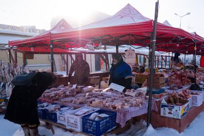 El mercado, donde venden carne que luego guardan en sus sótanos