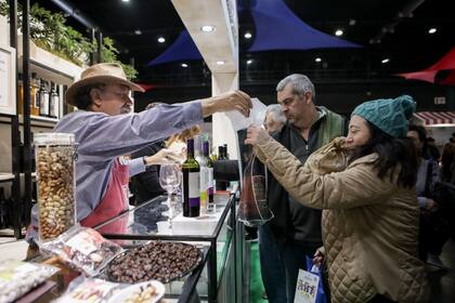El mercado es el corazón del evento, con productores de todas las regiones del país
