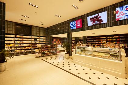 El mercado gourmet del primer food hall del país ofrece una curaduría de lujo de productos nacionales e importados