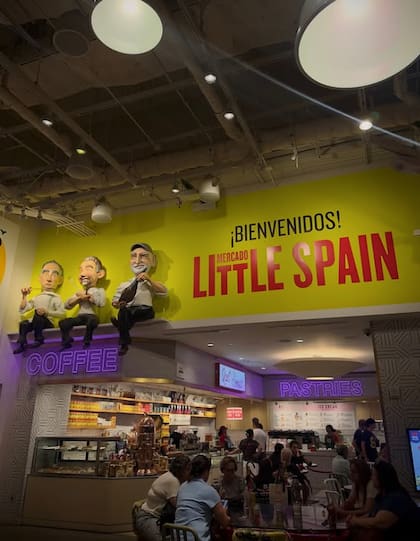 El Mercado Little Spain tiene 3250 metros cuadrados y está compuesto por tres restaurantes y varios puestos de comida