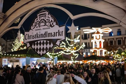 El mercado navideño con estilo alemán permanecerá abierto hasta el 24 de diciembre (Instagram/@carmelchristkindlmarkt)