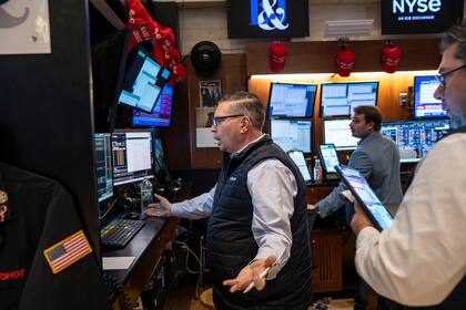 El mercado revirtió la tendencia positiva frente a los papeles y acciones argentinos después que el FMI no diera precisiones acerca del monto del acuerdo (Ava Pellor/The New York Times)