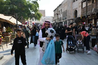El mercado Souk Waqif de Doha vuelve a ser el epicentro de la pasión del fútbol, como en el Mundial 2022