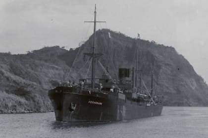 El mercante “Cedarbank” hundido por Scheringer cuando ingresó dentro de la cortina defensiva del convoy AP-1 en las aguas de Noruega