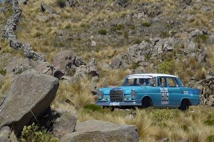 El Mercedes-Benz 230 de 1966 de los uruguayos Gerardo Olmos y Marianela Noli le pone color al árido camino rumbo a San Francisco del Monte de Oro, norte de San Luis.