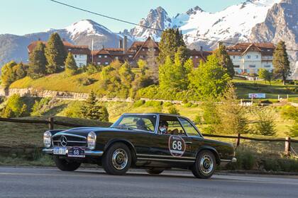 El Mercedes-Benz 280 SL de 1969 en plena acción durante el recorrido.