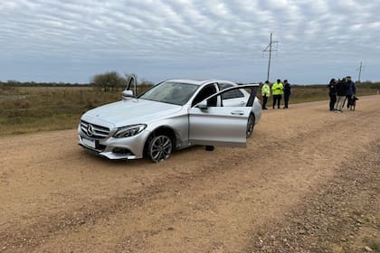 El Mercedes Benz en el que circulaban los sospechosos