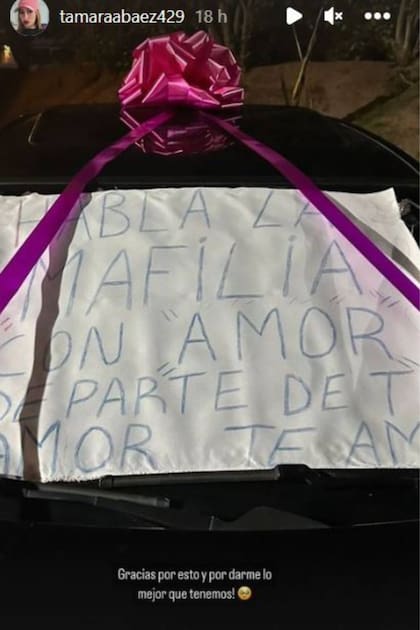 El Mercedes Benz que le regaló L-Gante a Tamara Báez para su cumpleaños número 24 venía con un mensaje escrito por él