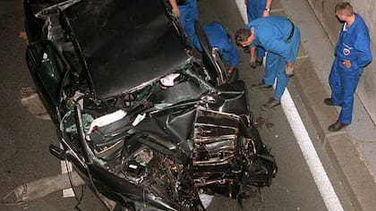 El Mercedes Benz quedó totalmente destruido con el impacto