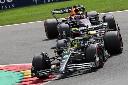 El Mercedes de Lewis Hamilton en Spa-Francorchamps, Bélgica, en julio pasado, delante del Red Bull de Max Verstappen; una imagen poco común en una temporada monopolizada por el neerlandés.