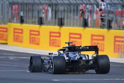 El Mercedes N°44, de Lewis Hamilton, cruza la meta y gana el Gran Premio de Gran Bretaña, el domino en Silverstone; el piloto fue conducido a través de la radio por su ingeniero de pista para sellar una victoria épica en el circuito de Silverstone