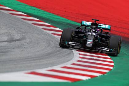 El Mercedes N°44 de Lewis Hamilton, demoledor en la clasificación, con pista húmeda, y contundente en la carrera, que se desarrolló sobre piso seco; el británico firmó su éxito N°85 en la Fórmula 1 y lo separan seis triunfos del record de Michael Schumacher