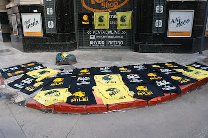 El merchandising de La Libertad Avanza y Javier Milei que se vendía en las calles cercanas al Cabildo