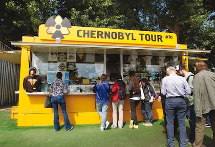 El merchandising está a la orden del día en los puestos con información del Chernobyl Tour
