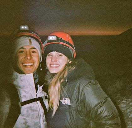 El mes pasado Macarena oficializó su romance con su compañero de serie,
Juanpa Zurita, el actor mexicano que interpreta a Alex Gallego Basteri, uno de los
hermanos de Luis Miguel. “Estoy muy feliz”, fueron las breves palabras de Maca
ante la pregunta de ¡HOLA! Argentina