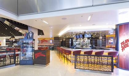 El mesero puertorriqueño se quedó sin trabajo porque el local de Planet Hollywood cerró sus puertas