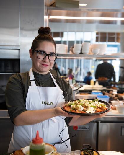 El mesón del almuerzo incluye opciones frescas con ingredientes de estación.