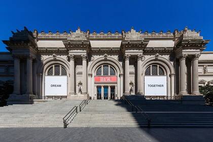 El MET tiene la instalación DREAM de Yoko Ono en su fachada