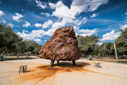 El meteorito El Chaco es el segundo fragmento más grande conocido que impactó en la región de Campo del Cielo, a 12 kilómetros de la localidad de Gancedo.