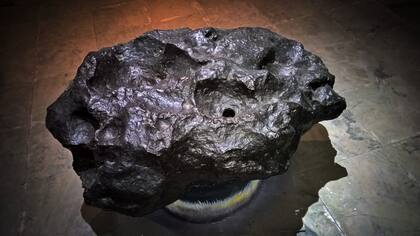 El meteorito Santa Luzia, el segundo más grande hallado en Brasil, se contó entre las piezas exhibidas en la Bienal de San Pablo que sobrevivieron al incendio del Museo Nacional de Río de Janeiro