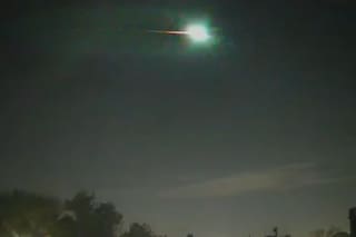 El video del momento exacto en que un bólido iluminó el cielo en Buenos Aires y causó sorpresa