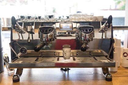 El método a presión se consigue utilizando una máquina de espresso como esta, aunque también se puede usar moka italiano