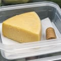 Por qué cada vez más personas guardan un corcho junto al queso en la heladera