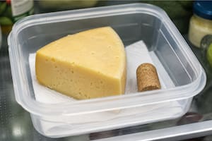 Por qué cada vez más personas guardan un corcho junto al queso en la heladera
