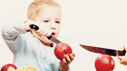 El método fomenta que manejen cuchillos y fósforos desde chicos