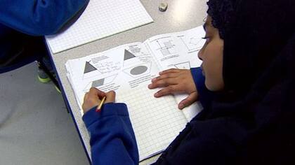 El método fue introducido en Reino Unido como piloto en 2014 y ahora se extenderá a la mitad de las escuelas primarias, en un intento por promover un "renacimiento de las matemáticas", según el ministro del sector Nick Gibb