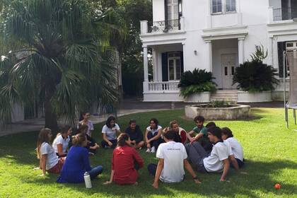 El método holístico o integral contempla no solo el ser cognitivo e intelectual, sino también su desarrollo emocional, desarrollándolos a través de las artes y la música