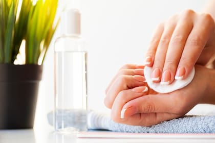 El método más común y efectivo para remover el esmalte en gel es hacerlo con acetona pura, dado que es el único producto que consigue retirar el gel de manera más rápida y eficaz