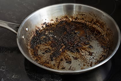 El método más recomendado para limpiar una sartén quemada y dejarla sin rayones