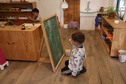 El método Montessori es un enfoque educativo creado por la médica y pedagoga italiana María Montessori a comienzos del siglo XX. Se basa en respetar los ritmos y necesidades de cada niño y en promover su autonomía desde muy temprano