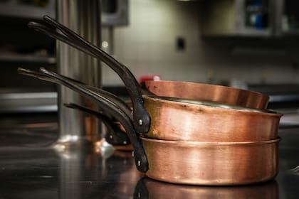 El método para remover el sarro y la suciedad de las sartenes