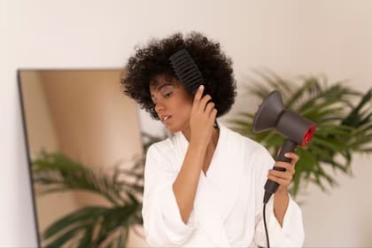El método recomendado por expertas para lavar y secar el cabello sin frizz