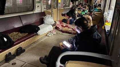 El metro de Járkiv es ahora hogar de miles de personas refugiándose del bombardeo ruso