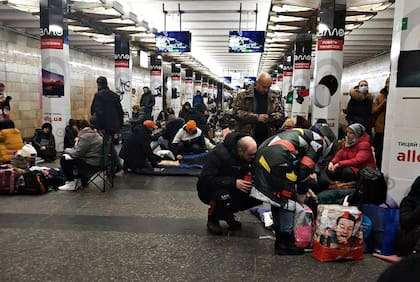 El metro de Kiev sirve como refugio contra posibles bombardeos