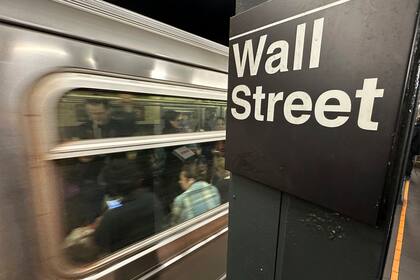El metro de Nueva York contará con nuevas luces LED en cada estación, mayor presencia noctura de los agentes policiales y recursos para terminar con la evasión de tarifas
