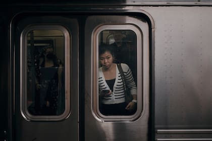 El metro llega a la estación de Times Square en Nueva York cada mañana con mucha menos gente que la que solía viajar a trabajar antes de la pandemia