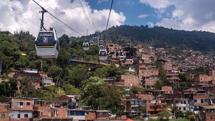 El Metrocable de Medellín alimenta a las zonas montañosas en la periferia de la ciudad.