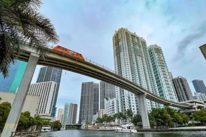 El metromover es un tren elevado que recorre 7 kilómetros del centro de Miami