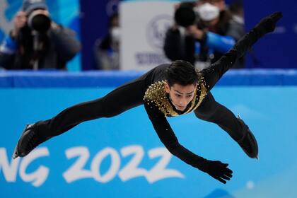 El mexicano Donovan Carrillo compite en el programa corto del patinaje artístico de los Juegos Olímpicos Invernales, el martes 8 de febrero de 2022, en Beijing (AP Foto/Bernat Armangue)