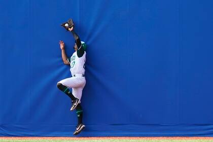 El mexicano Jonathan Jones Jr atrapa un fly out por el japonés Seiya Suzuki durante un juego de béisbol en el Estadio de Béisbol de Yokohama