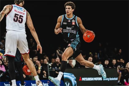 El mexicano Karim López brilló contra equipos de la NBA en su última temporada