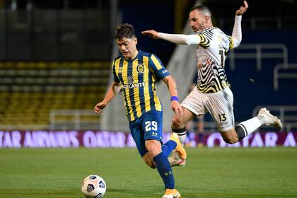 El mexicano Luca Martínez Dupuy, reemplazante de Marco Ruben, cumplió en el juego, aunque el arquero Varela le ahogó tres veces el gol